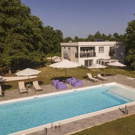 Dom wakacyjny Luxury Cetiri Hrasta *