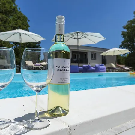 Semesterbostad Luxury Cetiri Hrasta
